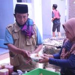 Berbagi nasi jumat masjid Assalam Kalituri