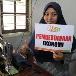 Dina dengan mesin jahit baru