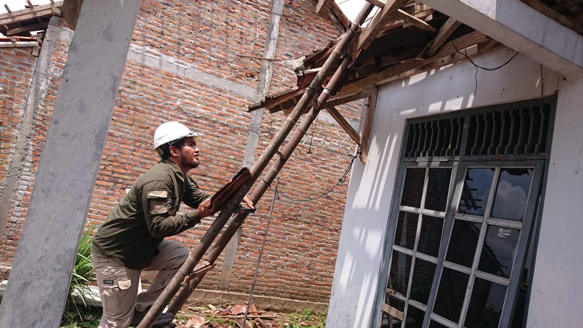 Puting Beliung Landa Kalikotes, Ratusan Rumah Rusak, Relawan DSH dan KRM Turun Tangan