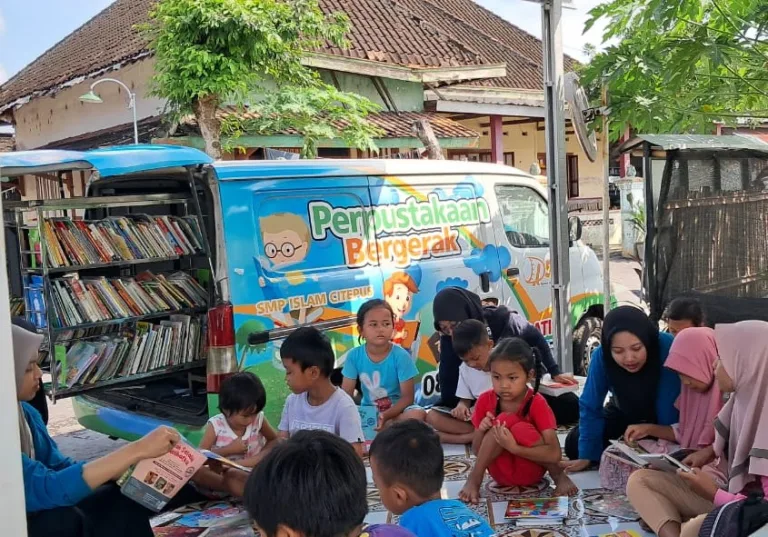 Hadirkan Perpustakaan Bergerak di Dukuh Patikesit, Bawa Semangat Membaca untuk Anak Desa