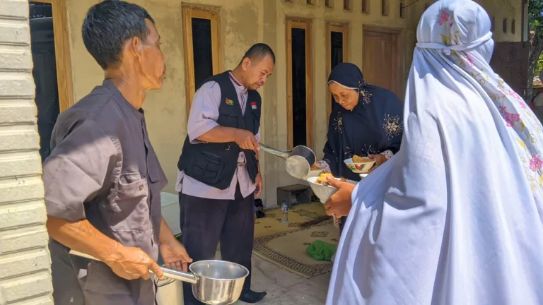 Senyum Jamaah Masjid As-Salam Jatinom Sambut Jum’at Berkah DSH Klaten