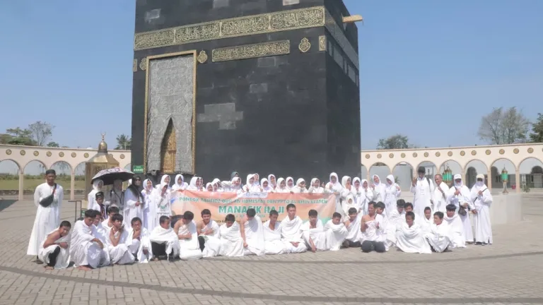 Menjemput Impian ke Baitullah: Catatan Perjalanan Manasik Santri Pondok DSH