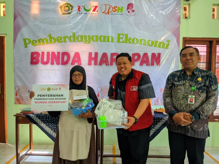 Salurkan Modal Usaha dan Alat Pembuat Kue untuk 10 Peserta Bunda Harapan