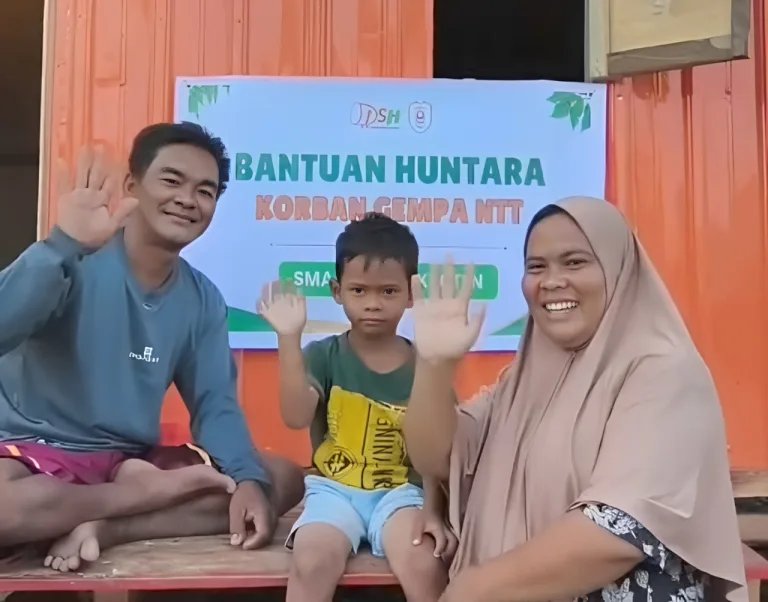 DSH Bersama SMA Negeri 1 Klaten Salurkan Huntara untuk Penyintas Gempa NTT